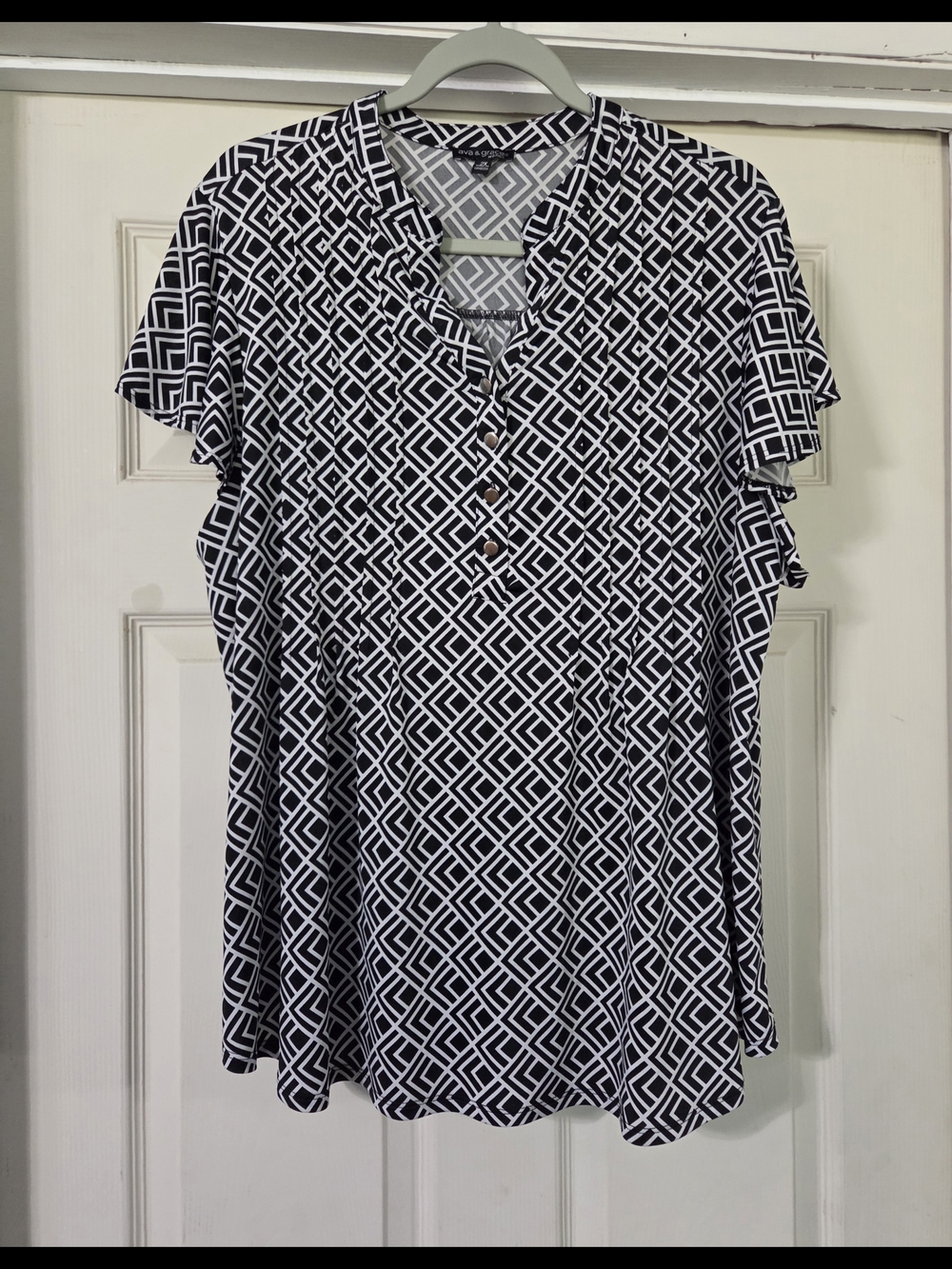 Ava & Grace Black and White Geometric Short Sleeve Top